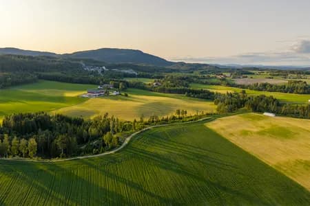 Eiker Gårdsysteri  and the surrounding area