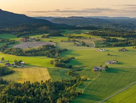 Eiker Gårdsysteri  and the surrounding area